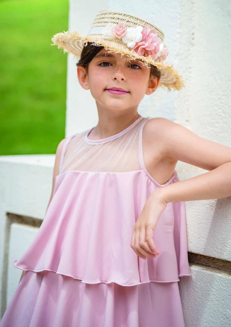 niña posando vestido Rosa