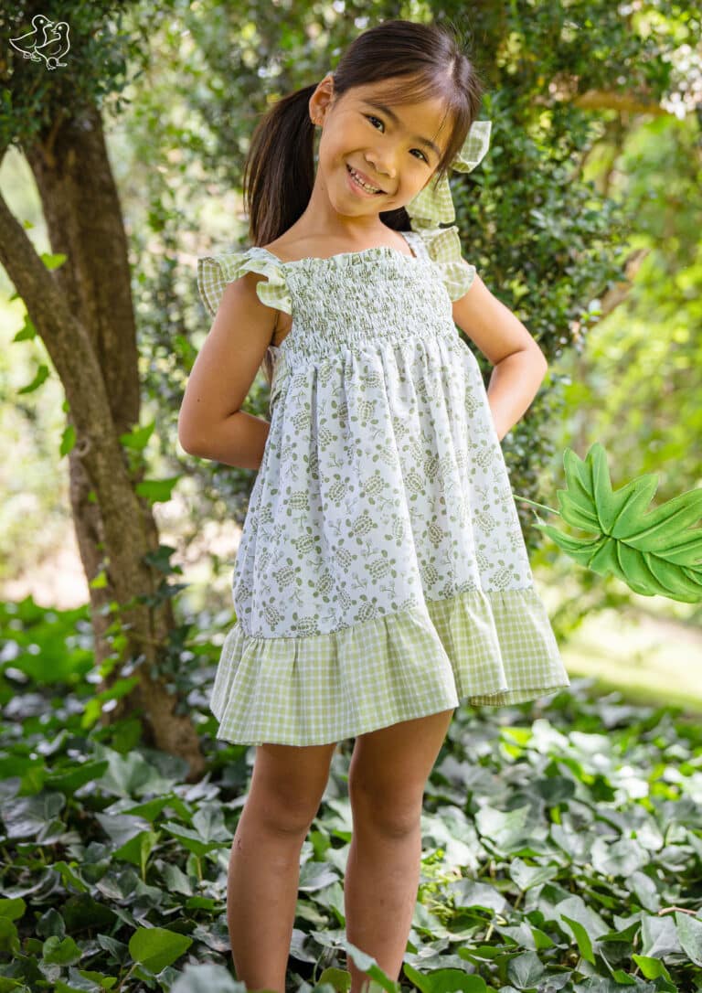 niña posando vestido verde con flores