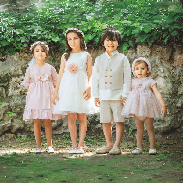 cuatro niños con ropa infantil